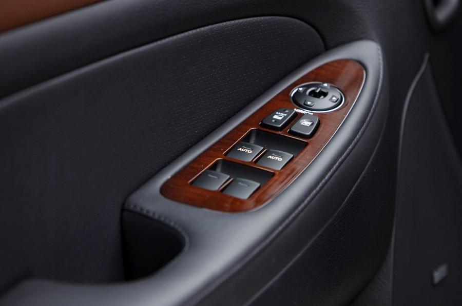  Hyundai Genesis Sedan 2011 года  (фото 14 из 39)